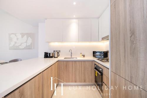 LUX LIV Contemporary Full Marina View Suite, Дубай (фото 5)