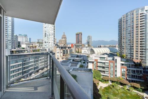 Amazing Views ! Leather Furniture ! Cozy Condo!, Vancouver