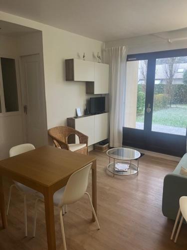 Appartement lumineux en rez-de- jardin Appartement lumineux en rez-de- jardin