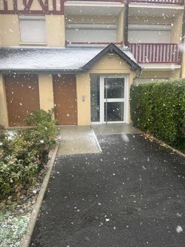 Appartement lumineux en rez-de- jardin Appartement lumineux en rez-de- jardin