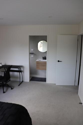 Large Bedroom with Private Bathroom Plus Shared Kitchen and Amenities, Auckland (foto 4)