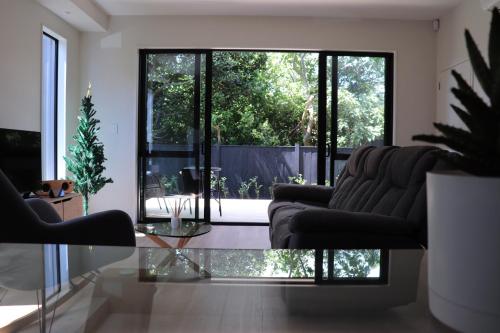 حديقة, Large Bedroom with Private Bathroom Plus Shared Kitchen and Amenities in جبل ألبرت