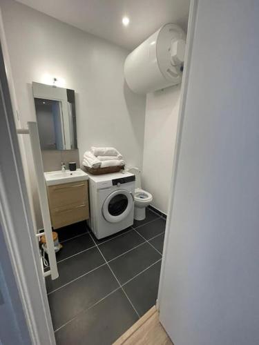 Bathroom, 2P Porte de Paris, sortie metro face au bois in Bois de Vincennes