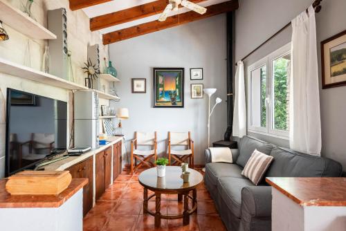 Villa Mari - con piscina privada y jardin en Calan Porter