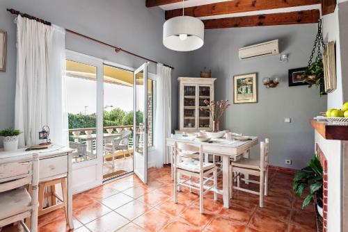 Villa Mari - con piscina privada y jardin en Calan Porter