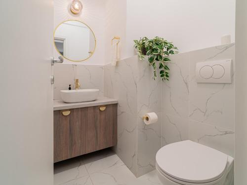 Loggia & Luxe 4BR Penthouse in Universitatii Area - image 3