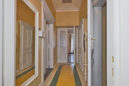 Superior Apartment image 6
