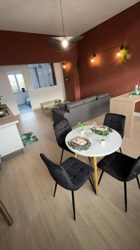 HYPER CENTRE A 100 M DES REMPARTS VEILLE VILLE , possible tout faire à pieds