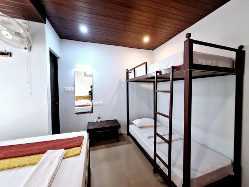 1 double bed, 2 bunk beds