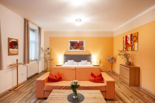 1 queen bed, 2 twin beds, 3 sofa beds