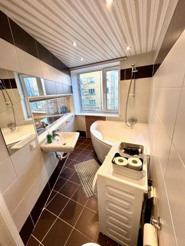 Hot tub, Central Location Apartment with Wide Bath in Torupilli