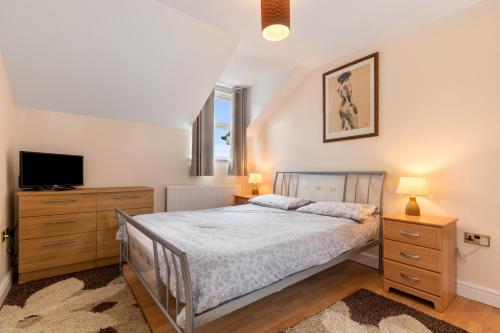 Three-Bedroom Apartment image 9