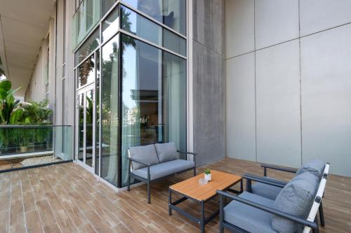 Livbnb-Serene 1B with Private Patio and Ain Dubai Views, Dubai (photo 2)