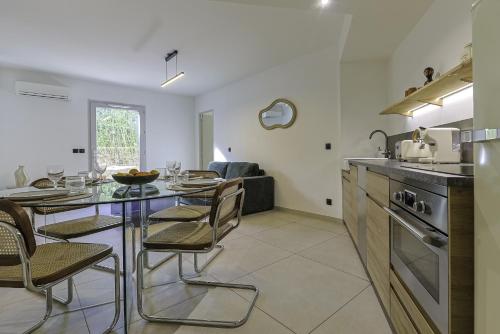 Kitchen, Superbe Appartement 1 chambre avec clim, terrasse et parking in Lemasson