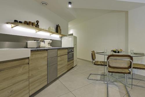Kitchen, Superbe Appartement 1 chambre avec clim, terrasse et parking in Lemasson