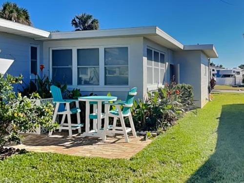 Plaza Cottage 2 Bedrooms Walk to the Beach Sleeps 6 - image 3