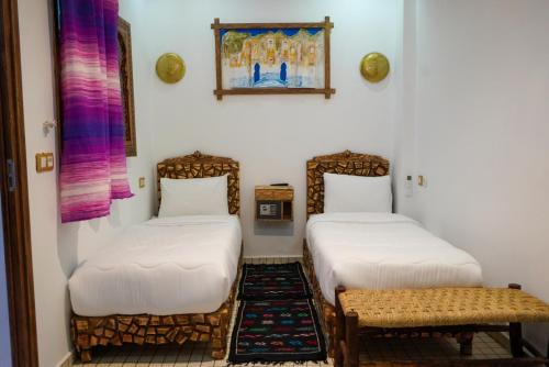 2 twin beds