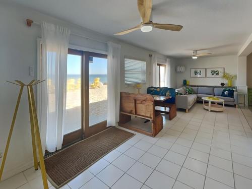 Sunshine House 3 Bedrooms Sleeps 8 Ocean Front Pet Friendly WiFi - image 2