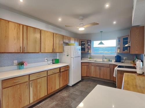 Sunshine House 3 Bedrooms Sleeps 8 Ocean Front Pet Friendly WiFi - image 11