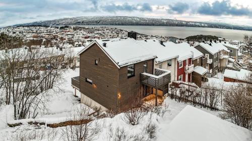 Moderne hus med flott beliggenhet og nærhet til Narvikfjellet og byen Moderne hus med flott beliggenhet og nærhet til Narvikfjellet og byen