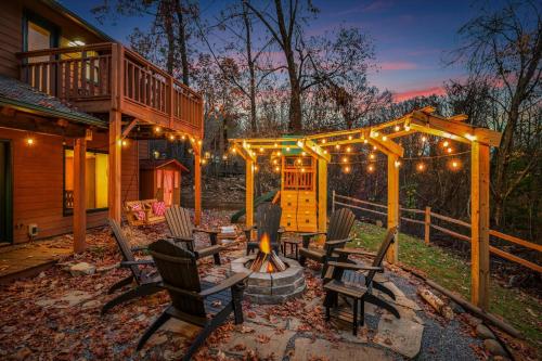 Black Bear BnB ~ Game Room ~ Hot Tub ~ Firepit in Gatlinburg, USA