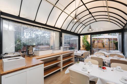 Sourire Hotel - image 11