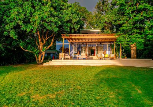 Jardín, Culloden Cove in Whitehouse