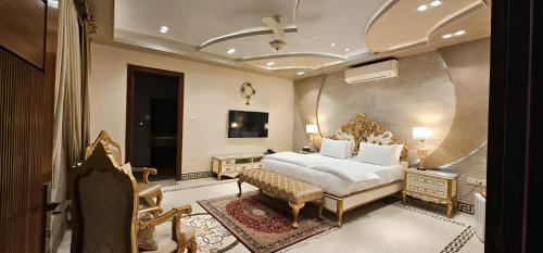 Family Room image 10