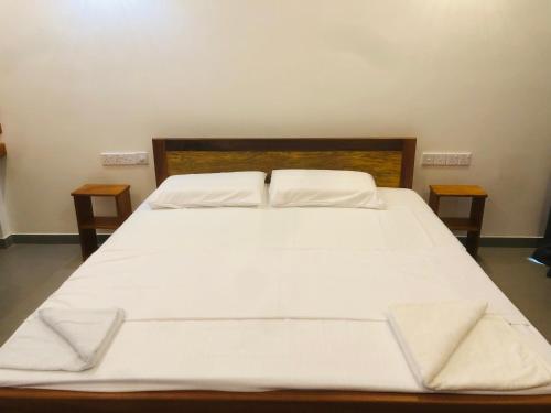 Deluxe Double Room image 9