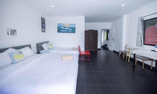 Belle Cose Guest House Phuket Room Type - Triple Room with Balcony