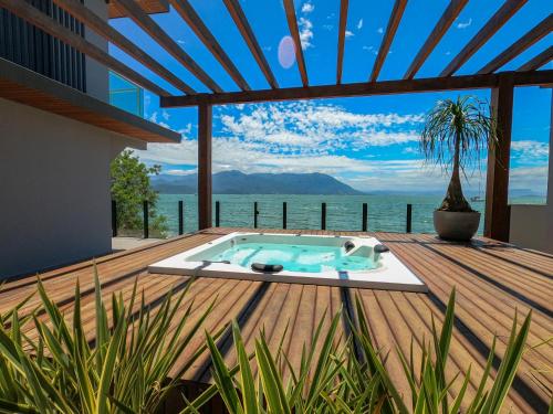 Pezsgőfürdő, Casa à Beira-mar, com Spa e Vista Deslumbrante no Ribeirão da Ilha em Florianópolis (Casa a Beira-mar, com Spa e Vista Deslumbrante no Ribeirao da Ilha em Florianopolis) in Ribeirao da Ilha