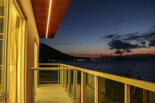 Erkély/terasz, Casa à Beira-mar, com Spa e Vista Deslumbrante no Ribeirão da Ilha em Florianópolis (Casa a Beira-mar, com Spa e Vista Deslumbrante no Ribeirao da Ilha em Florianopolis) in Ribeirao da Ilha