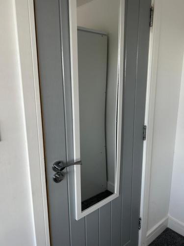 Gatwick Guest House - Short & Long Stay, Airport Parking, Airport Shuttle, Early & Late Check In - 49, RH11 8QX 2
