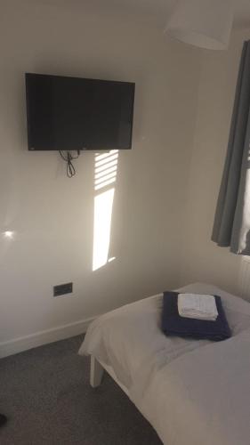 Gatwick Guest House - Short & Long Stay, Airport Parking, Airport Shuttle, Early & Late Check In - 49, RH11 8QX 3