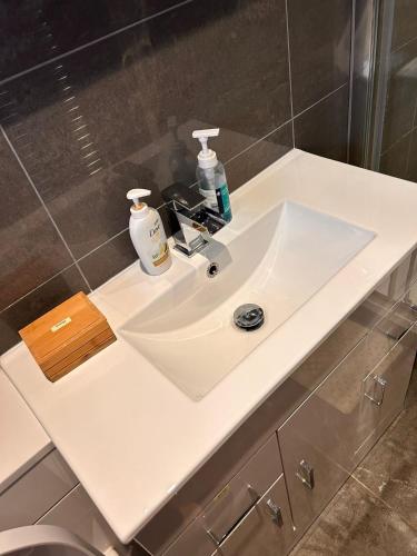 Gatwick Guest House - Short & Long Stay, Airport Parking, Airport Shuttle, Early & Late Check In - 49, RH11 8QX 4
