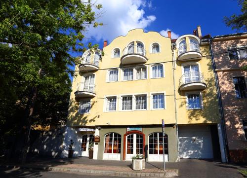 Exterior view, Hotel Wesselenyi in Gyor