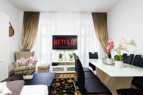 Royal Residences Vienna Room Type - Three-Bedroom Apartment - High Floor
