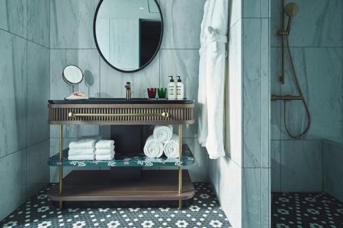 room detail thumbnail 2