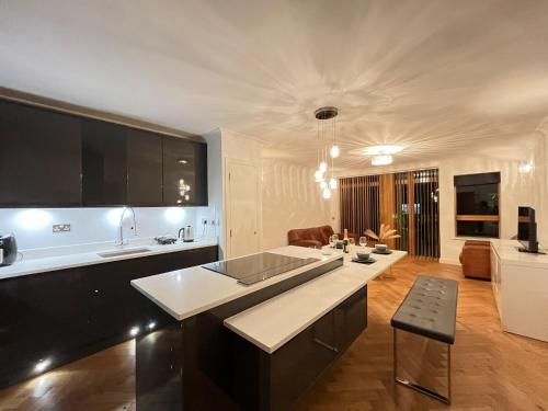 Riverside O2 Arena Retreat With Bath Jacuzzi, London