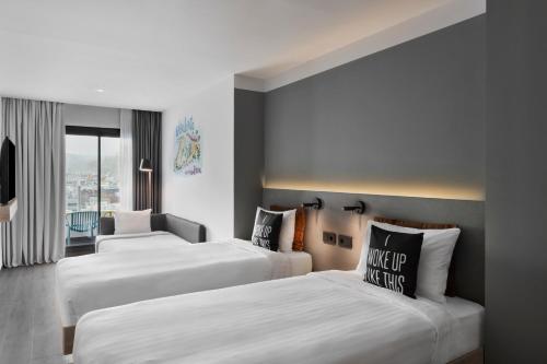 Moxy Twin Room with Sofa Bed and Balcony image 5
