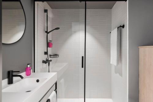 Moxy Single Room with Balcony image 4