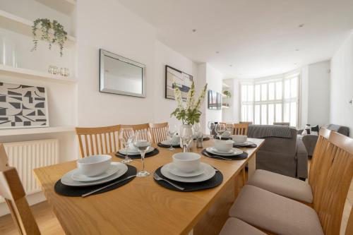 Fulham Spacious 4BD Home | Parking & Garden | WiFi - image 12