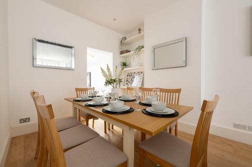 Fulham Spacious 4BD Home | Parking & Garden | WiFi - image 8