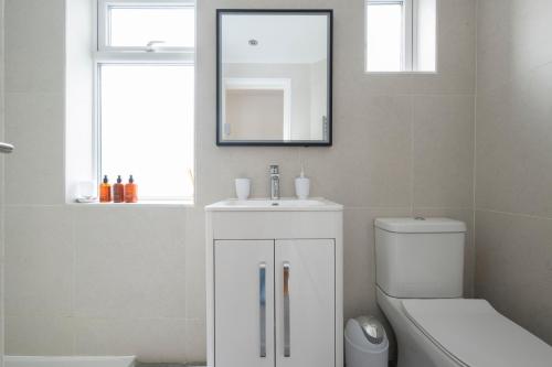 Fulham Spacious 4BD Home | Parking & Garden | WiFi - image 3