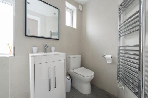 Fulham Spacious 4BD Home | Parking & Garden | WiFi - image 5