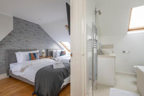 Fulham Spacious 4BD Home | Parking & Garden | WiFi - image 2