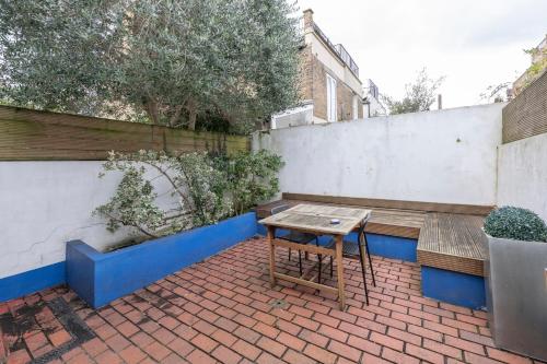 Fulham Spacious 4BD Home | Parking & Garden | WiFi - image 9