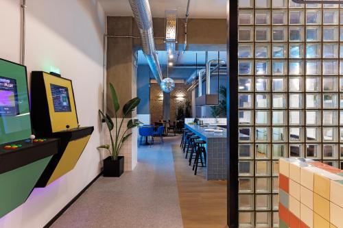 Facilities, Retroverse Eccentric Stay in Athens
