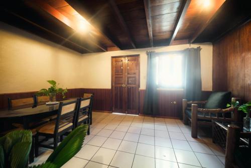 Hostal Don Cenobio in Flores