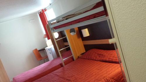 1 queen bed, 2 twin beds